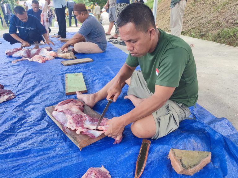 Brimob Babel Bagikan Daging Qurban Kerumah Masyarakat