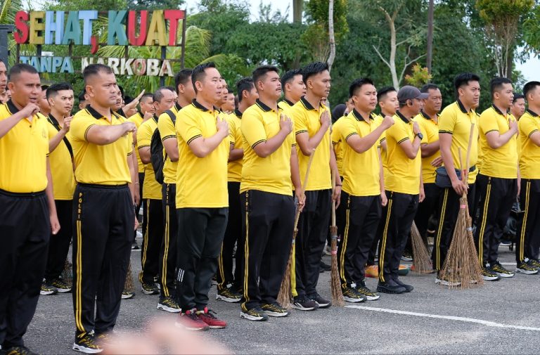 Polisi dan PNS Dari Polda Babel Laksanakan Aksi ‘Corve’ di Taman Dealova Pangkalpinang